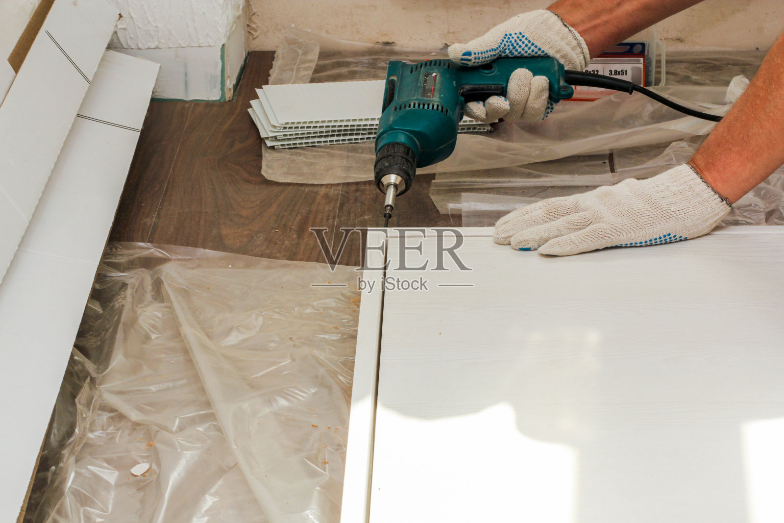 用自攻螺钉组装门框。照片摄影图片