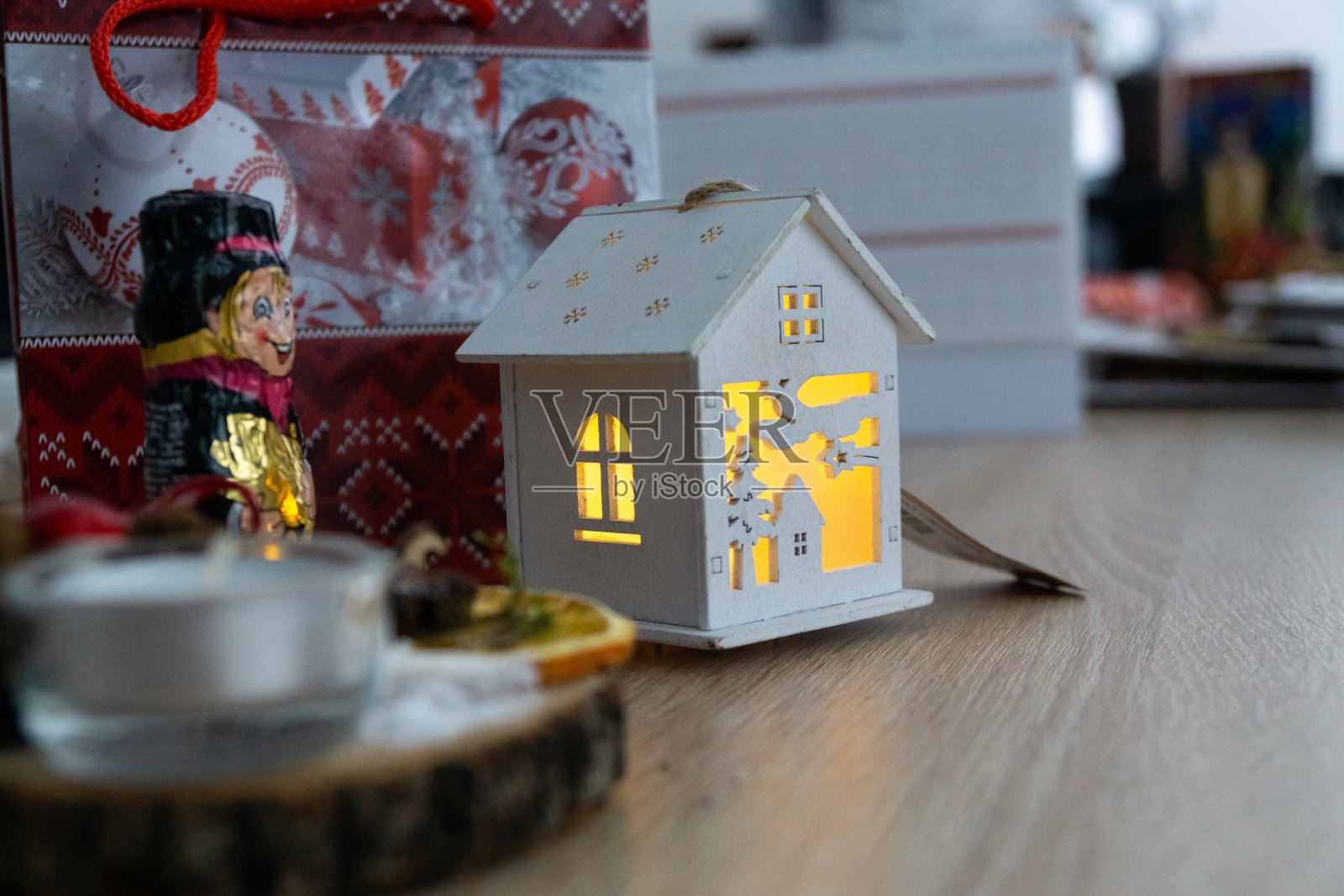 圣诞期间桌子上的蜡烛装饰。照片摄影图片