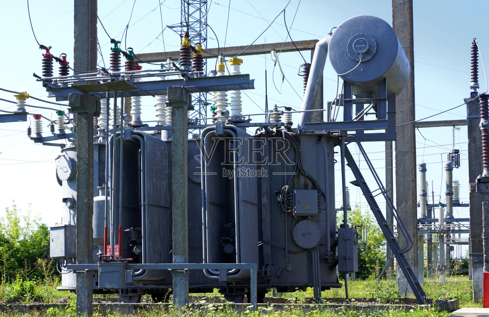 在110千伏的高压变电站用电力变压器。照片摄影图片