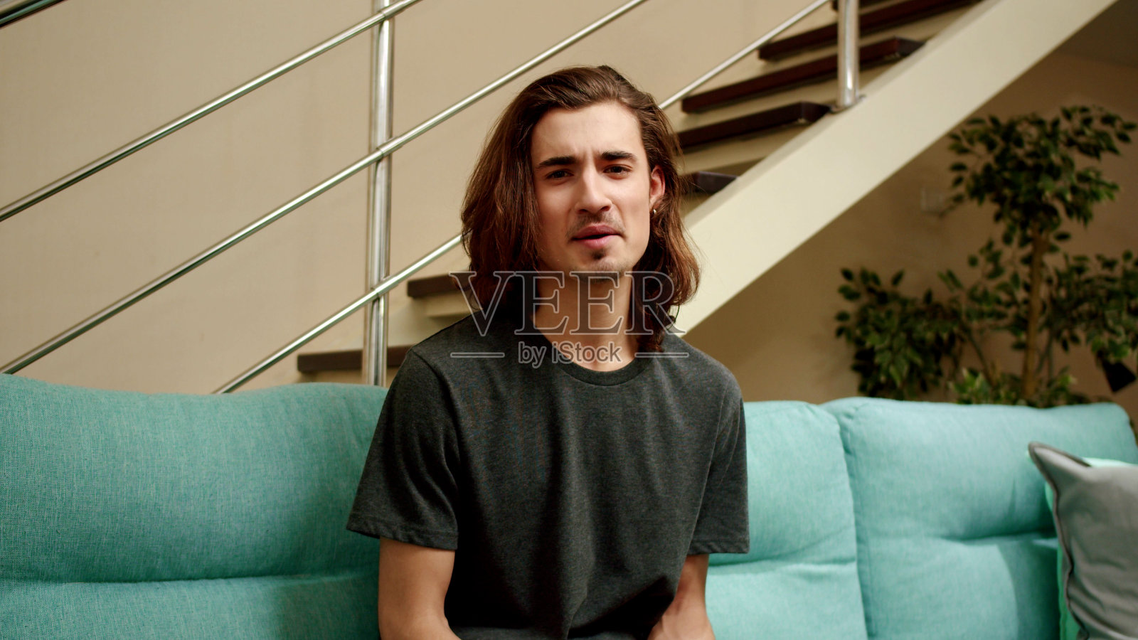 一个年轻人正在对着镜头说着什么照片摄影图片