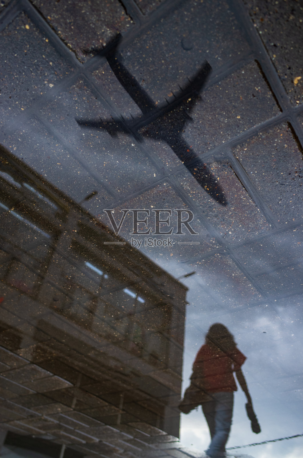 雨天在潮湿的城市人行道上模糊的倒影照片摄影图片