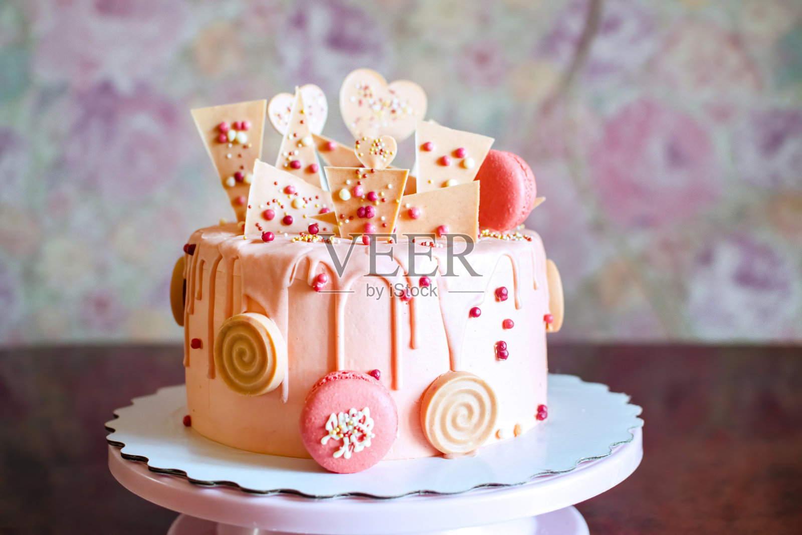 美丽的粉红色蛋糕为儿童和青少年的生日，情人节。照片摄影图片