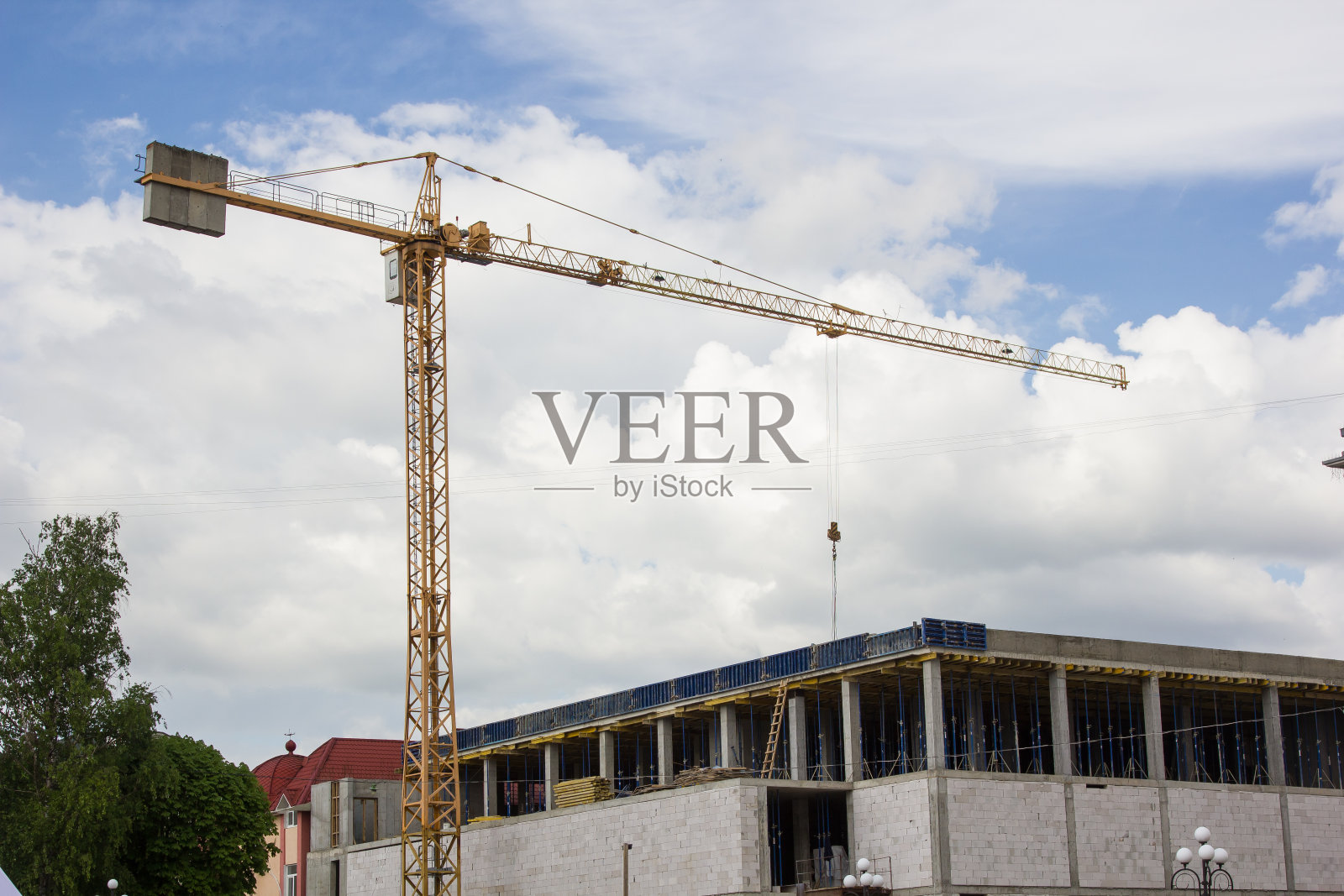 施工现场的施工起重机照片摄影图片