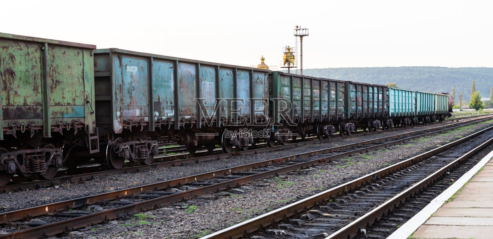车站的轨道上堆放着生锈的旧火车车厢照片摄影图片