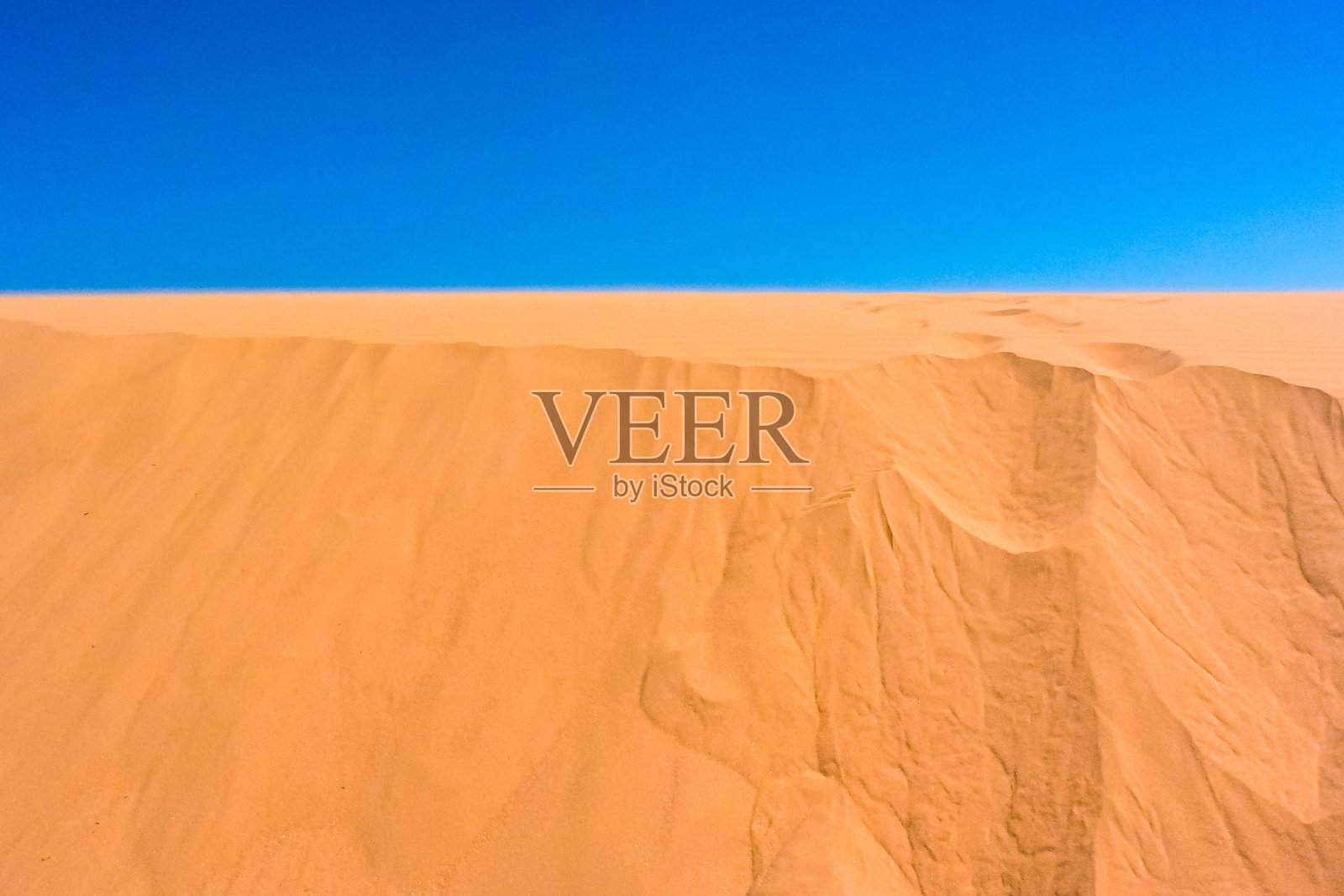 背景是沙墙和天空照片摄影图片