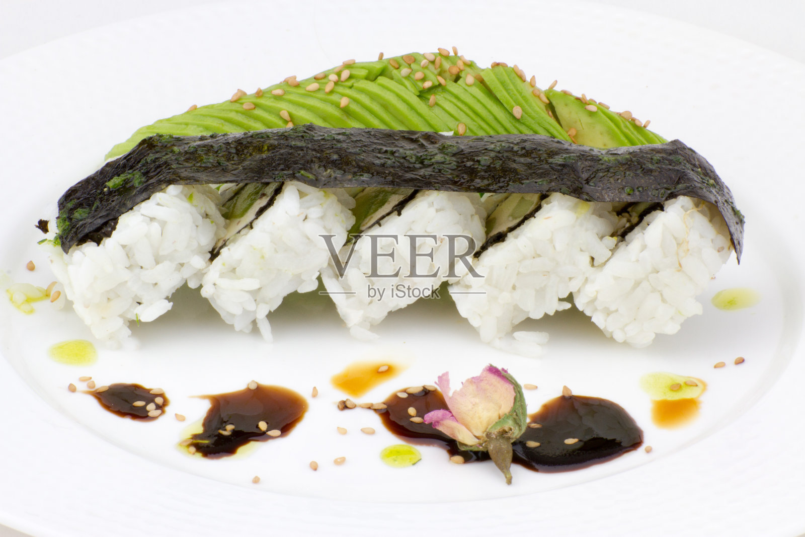 白色背景上的美食寿司盘照片摄影图片