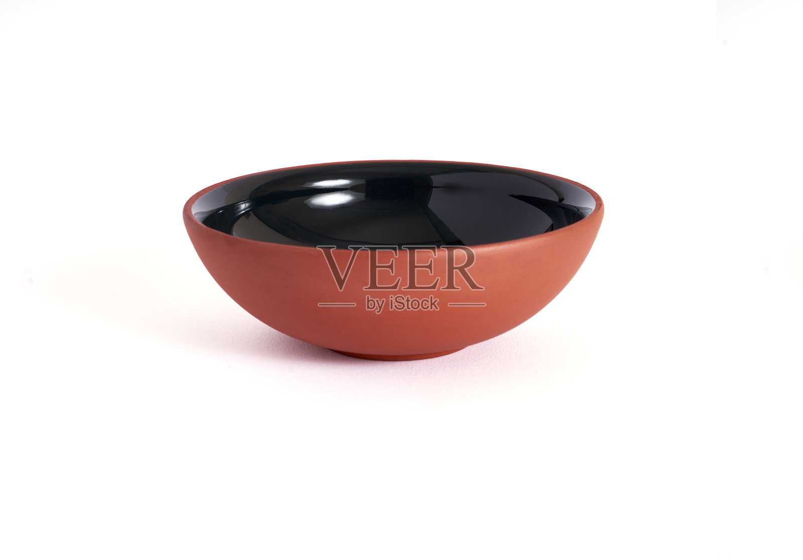 手工制作的陶瓷碗孤立在白色。照片摄影图片