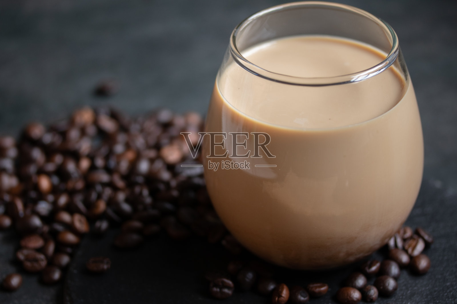 在一个透明的杯子里加入红糖和咖啡豆。照片摄影图片