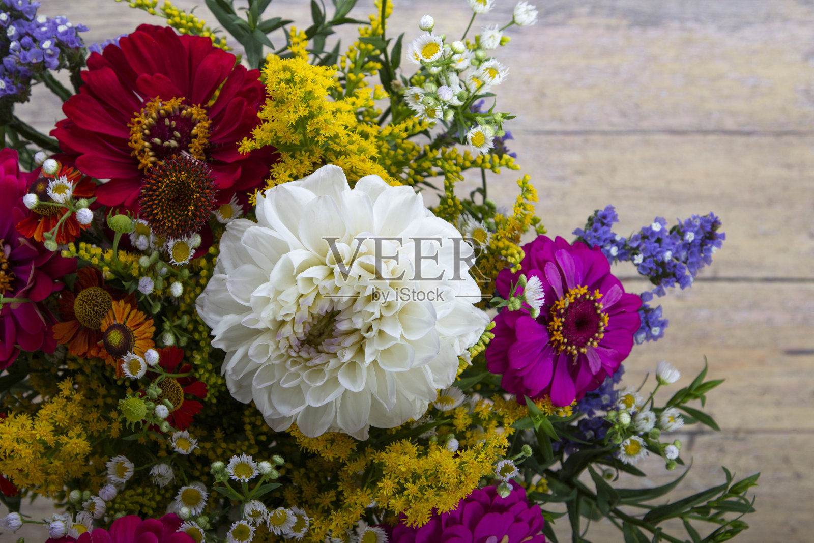 百日菊和其他花朵在破旧的木制背景上组成美丽的花束(Erígeron)照片摄影图片