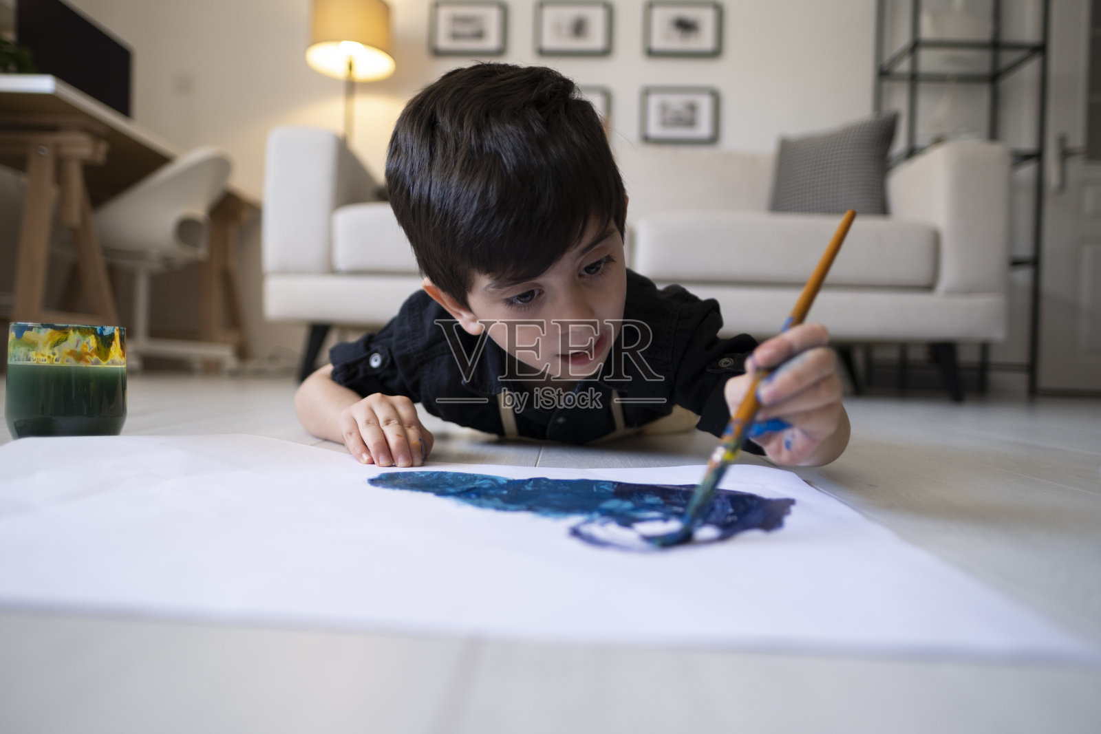 快乐的小婴儿艺术家在家里用彩色颜料画画照片摄影图片