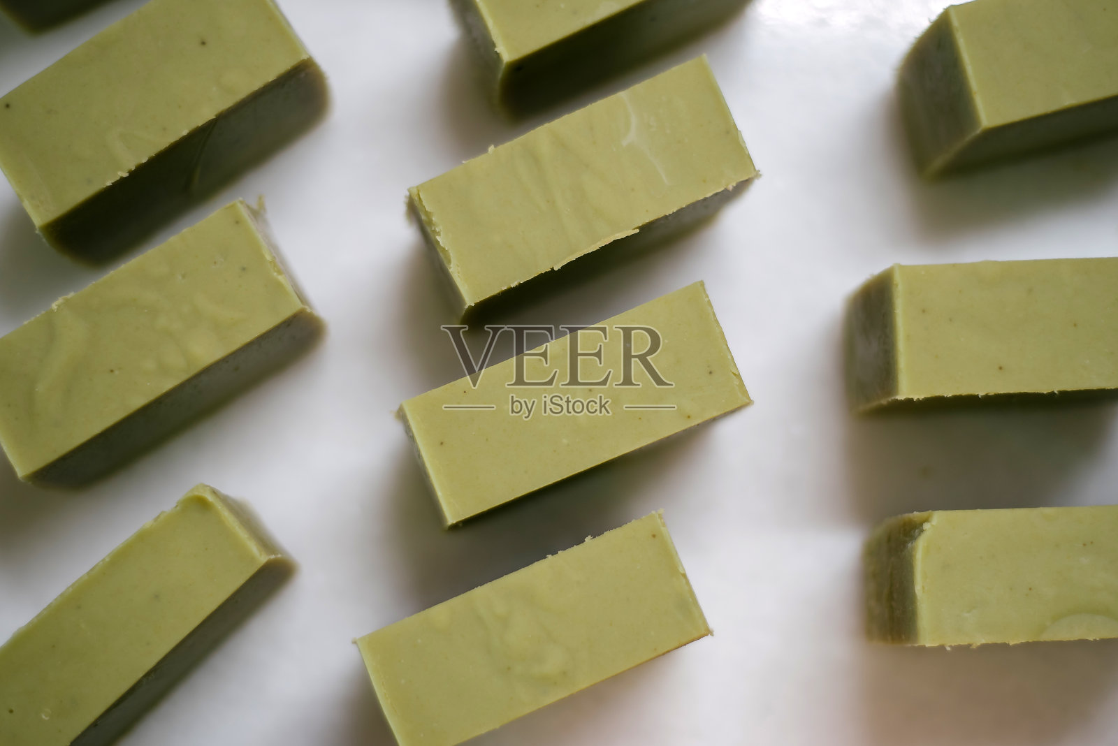 一组组手工制作的肥皂摆放在桌上照片摄影图片