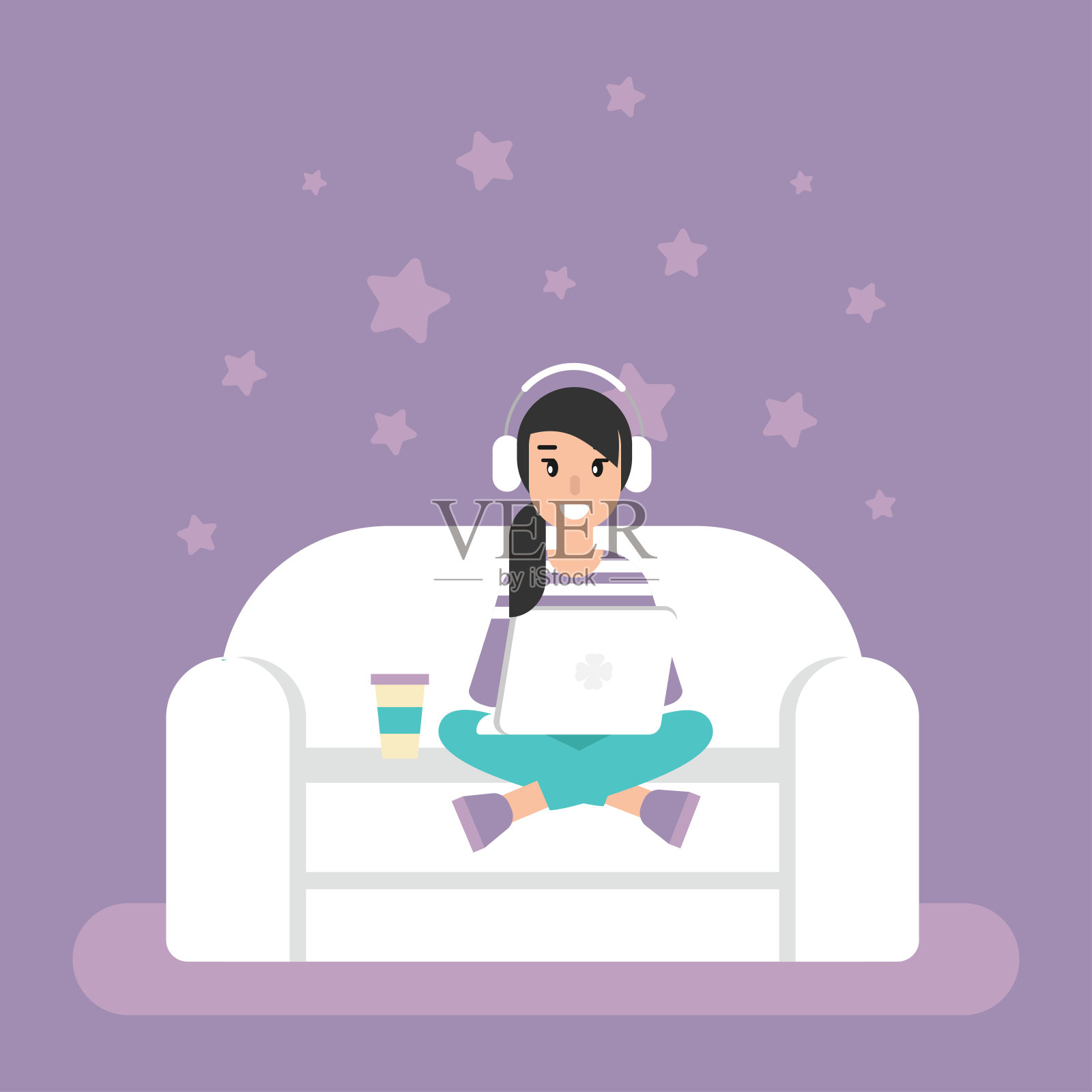 快乐的自由职业者女孩，戴着耳机坐在沙发上，带着笔记本电脑。创意潮人在家工作。插画图片素材