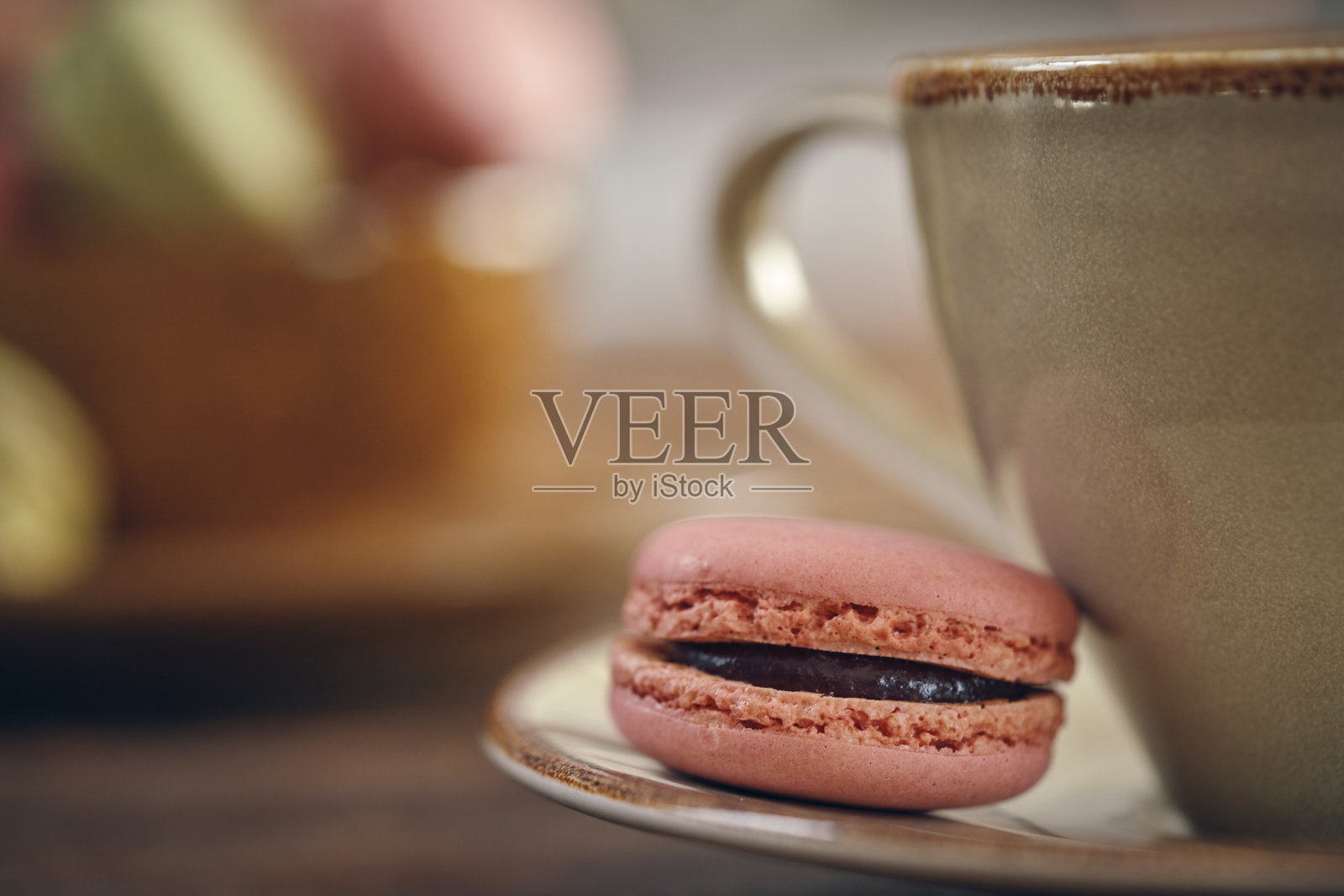 美味的草莓马卡龙配咖啡照片摄影图片