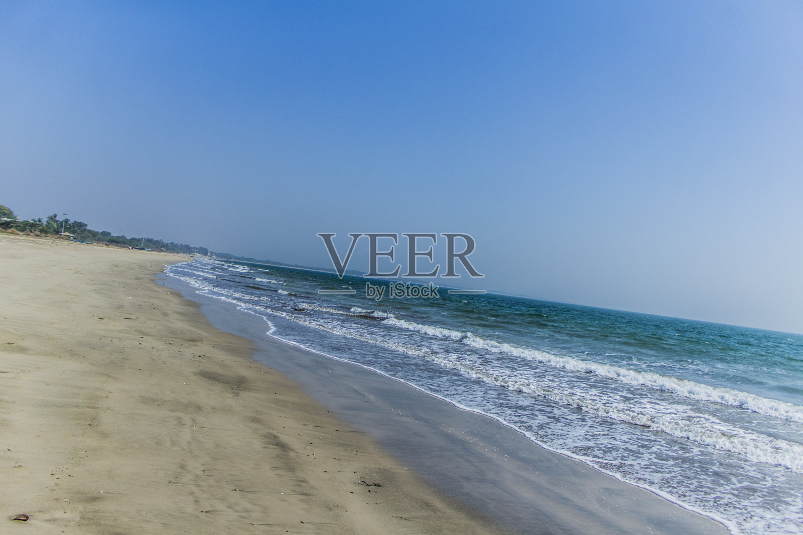 晴朗的一天，在迪奥的贾朗达尔海滩照片摄影图片