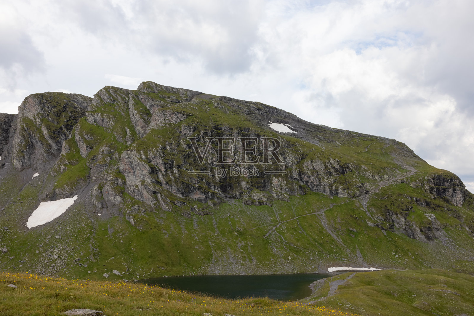 在瑞士最美丽的地区之一圣加伦州的皮索尔，令人惊叹的徒步旅行一天。在阳光明媚的日子里，瑞士的风景真是太美了。美丽的高山湖泊，叫做史瓦西。照片摄影图片