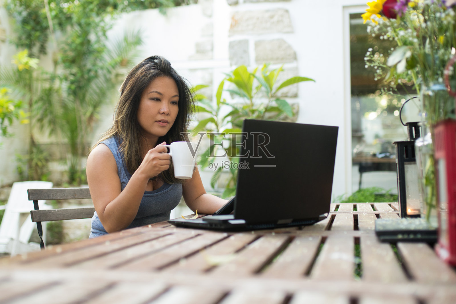 日本美女使用笔记本电脑的肖像照片摄影图片