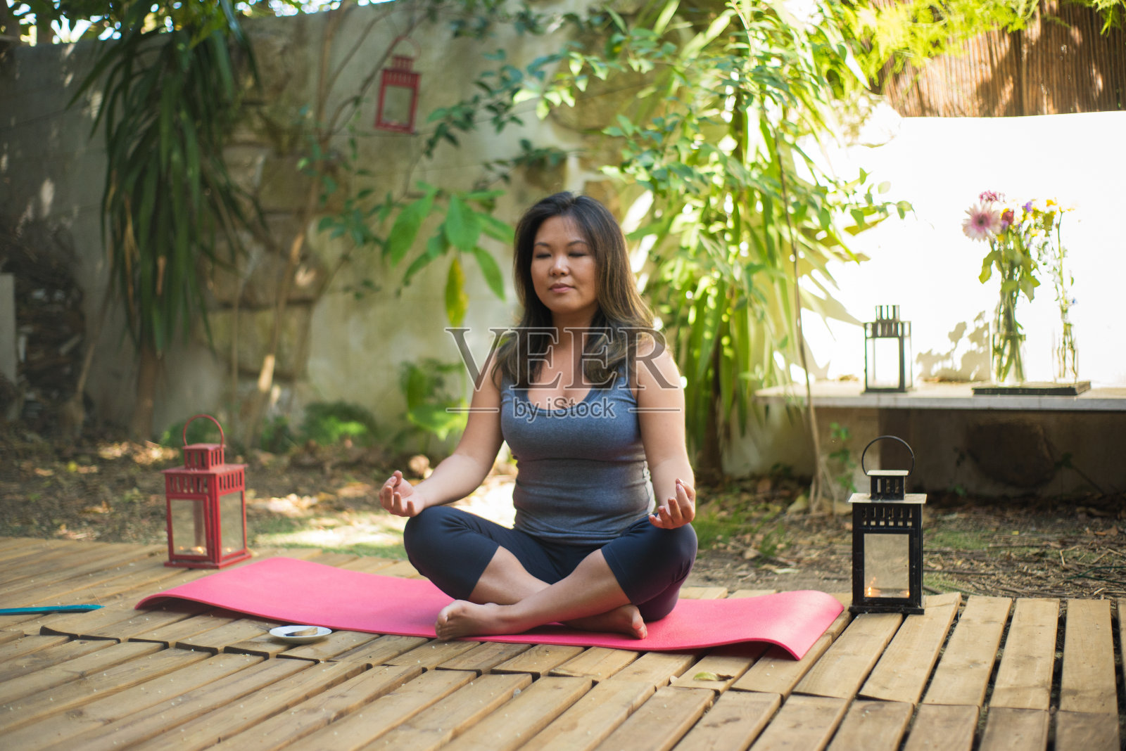 迷人的日本女人的肖像，专注的冥想照片摄影图片