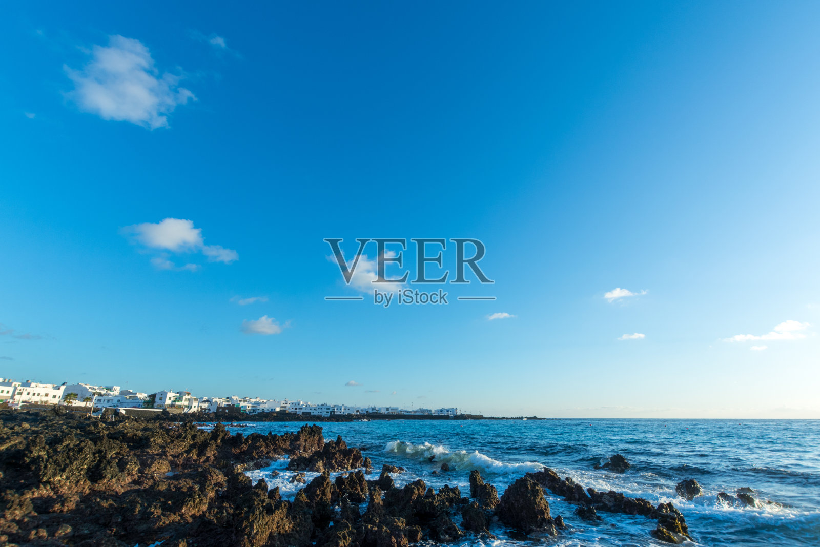 西班牙加那利群岛兰萨罗特岛的自然景观，大西洋的黑色熔岩岩石和海浪照片摄影图片