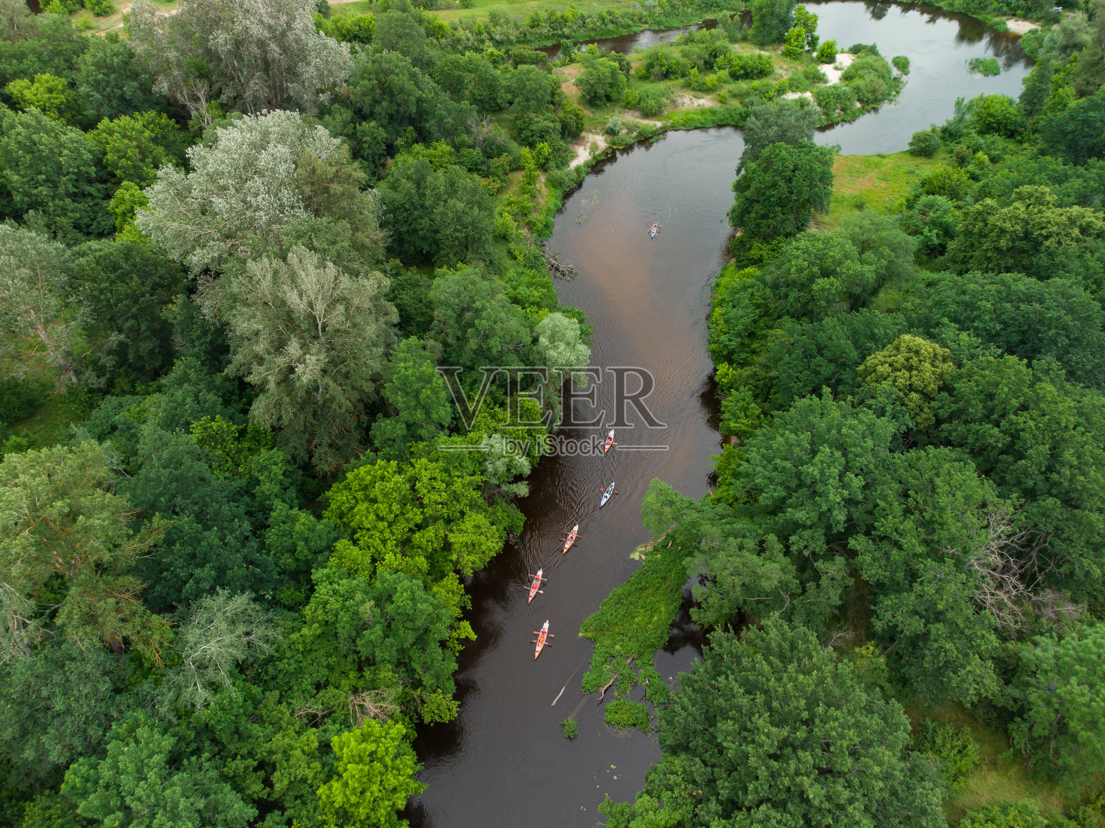 夏天的一天，一群皮划艇在森林河流上旅行的鸟瞰图照片摄影图片