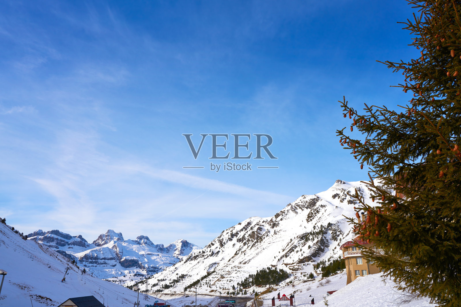 西班牙比利牛斯山韦斯卡的惊人滑雪区照片摄影图片