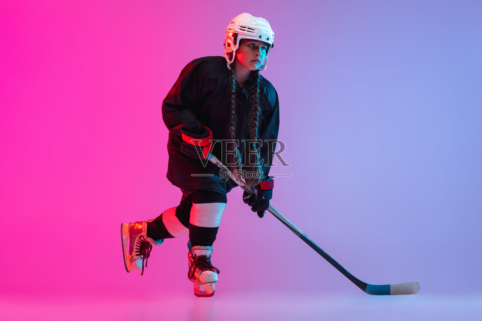 小女孩的肖像-职业曲棍球运动员孤立的梯度粉红色紫色的背景照片摄影图片