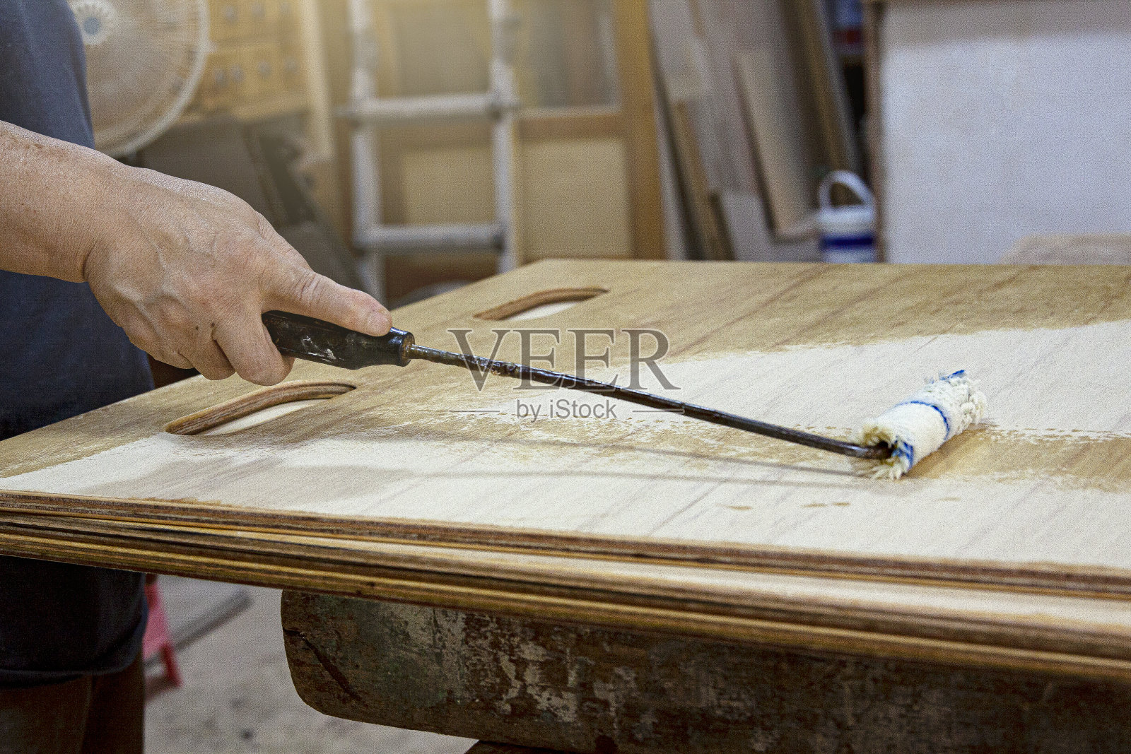 给宽木板涂上清漆照片摄影图片