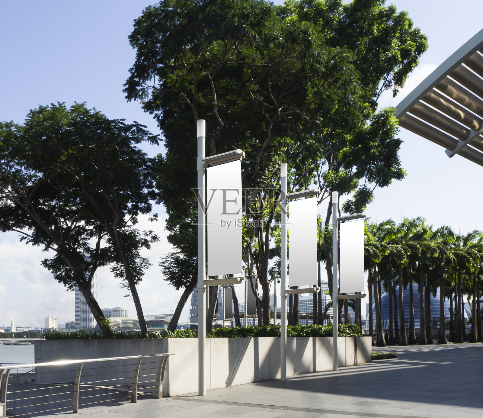 模拟现代城市中空白的户外横幅广告空间照片摄影图片