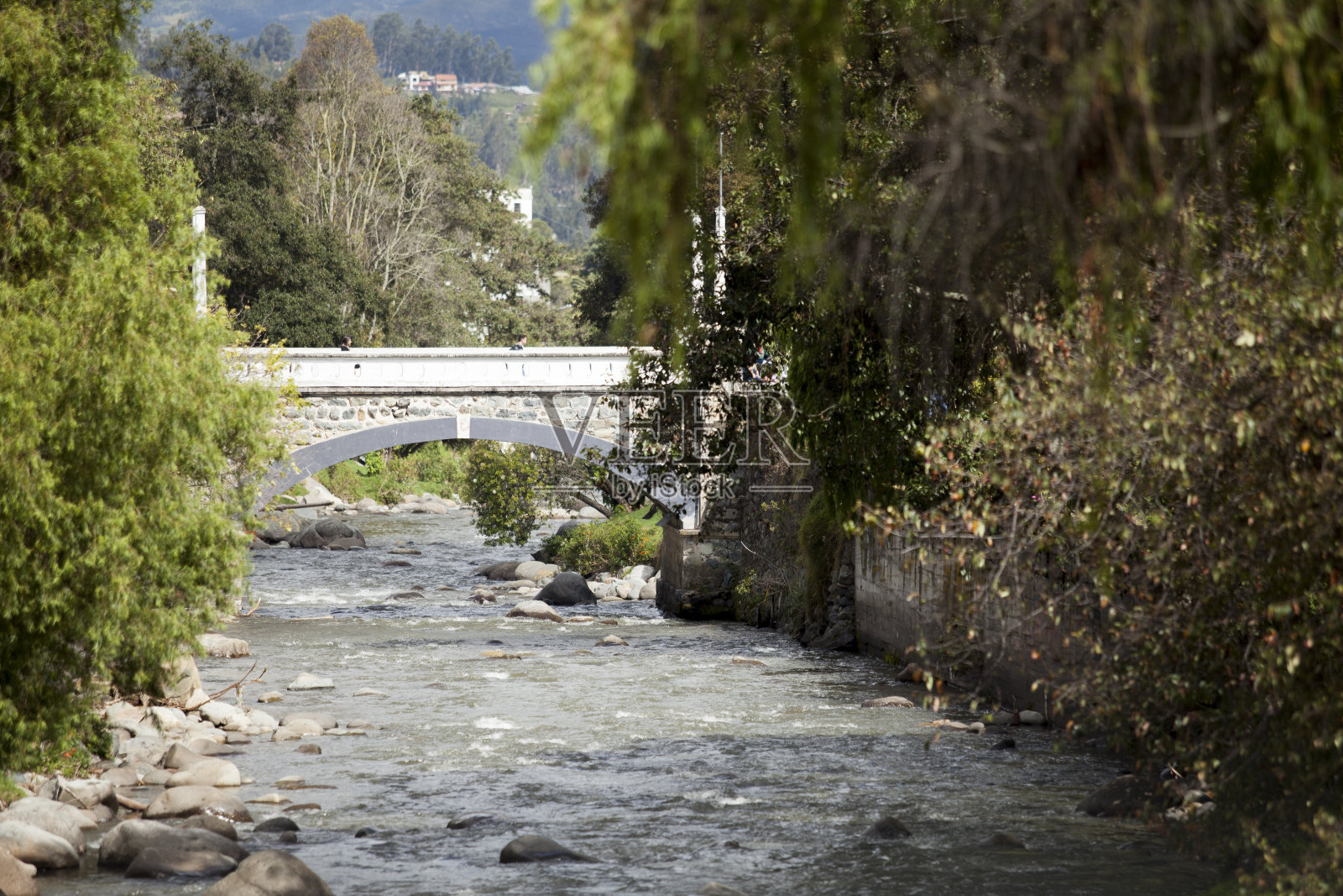 在厄瓜多尔昆卡，桥或流动的河流的远摄照片照片摄影图片