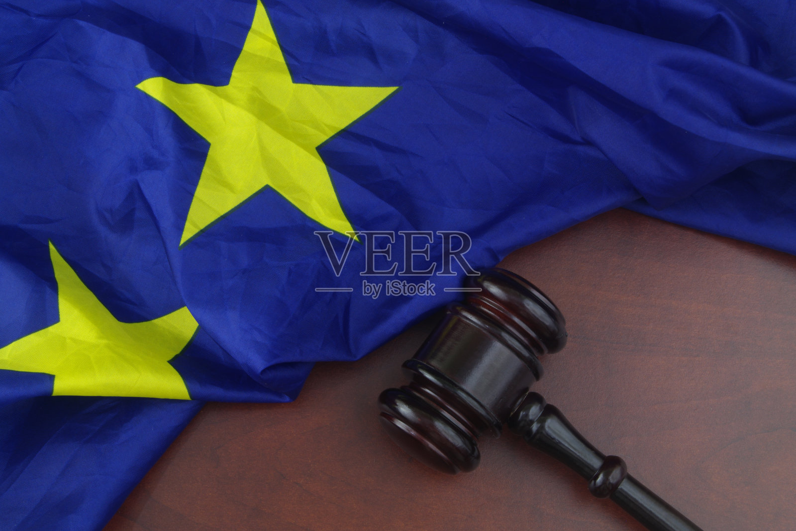 欧盟旗帜与法官木槌背景照片摄影图片