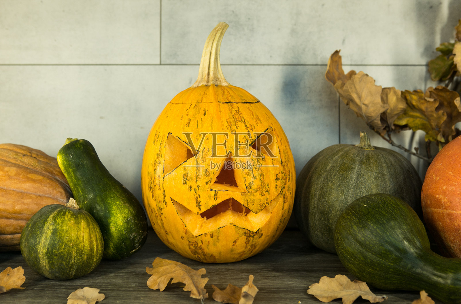 万圣节。一张木桌上的万圣节符号。照片摄影图片