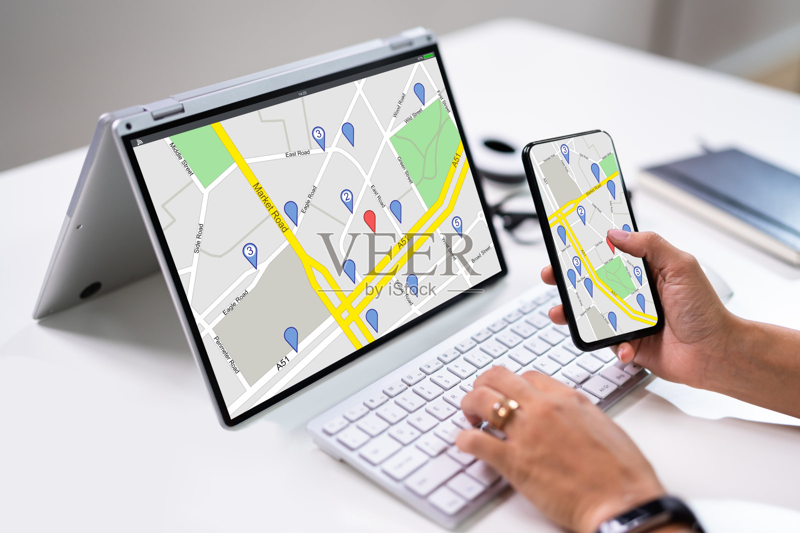 女人在网上找房子照片摄影图片