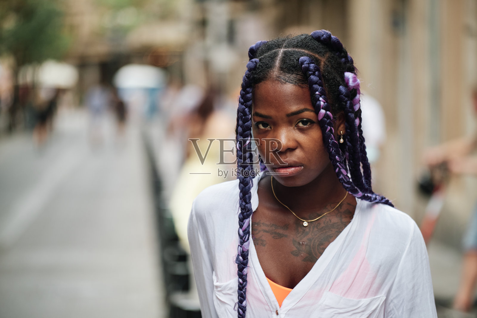 一个黑人女孩的肖像在城市里行走照片摄影图片