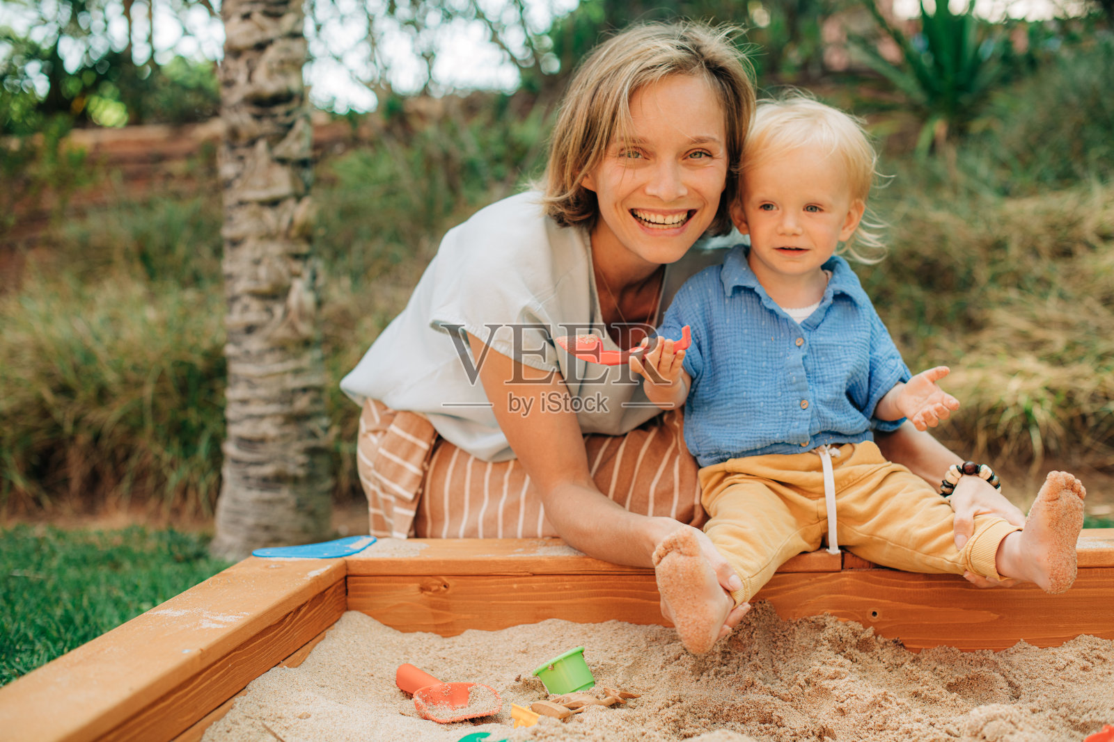 微笑的母亲和女儿玩耍的肖像照片摄影图片