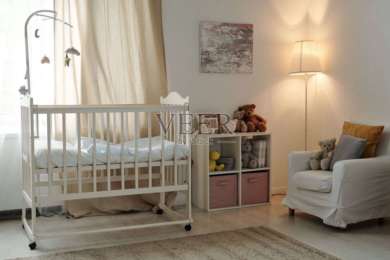 大型现代婴儿房室内用摇篮和家具照片摄影图片