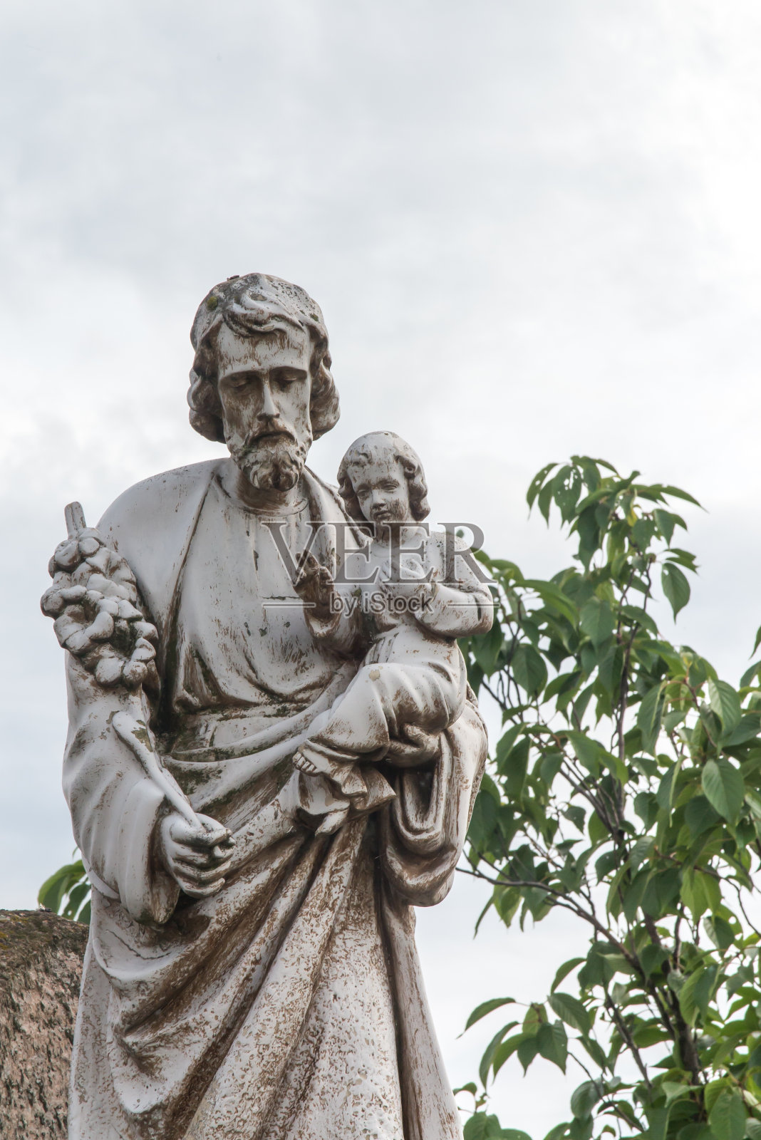 西里西亚鲁布林克附近的萨多教堂里圣约瑟夫抱着耶稣的古老雕像照片摄影图片