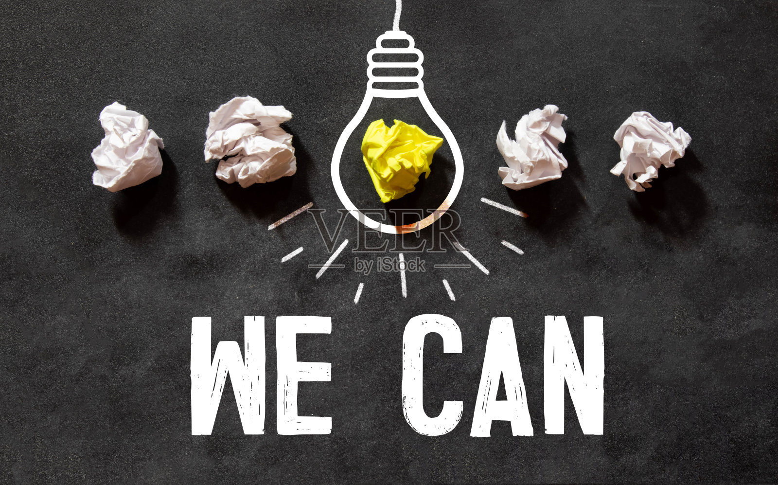 我们可以用粉笔在黑色黑板上题字。用粉笔写字照片摄影图片