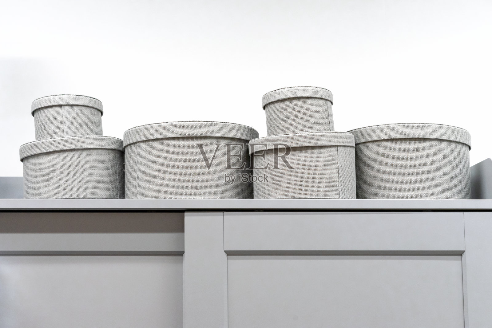 灰色带盖的纸板箱，用于存放家庭用品。照片摄影图片