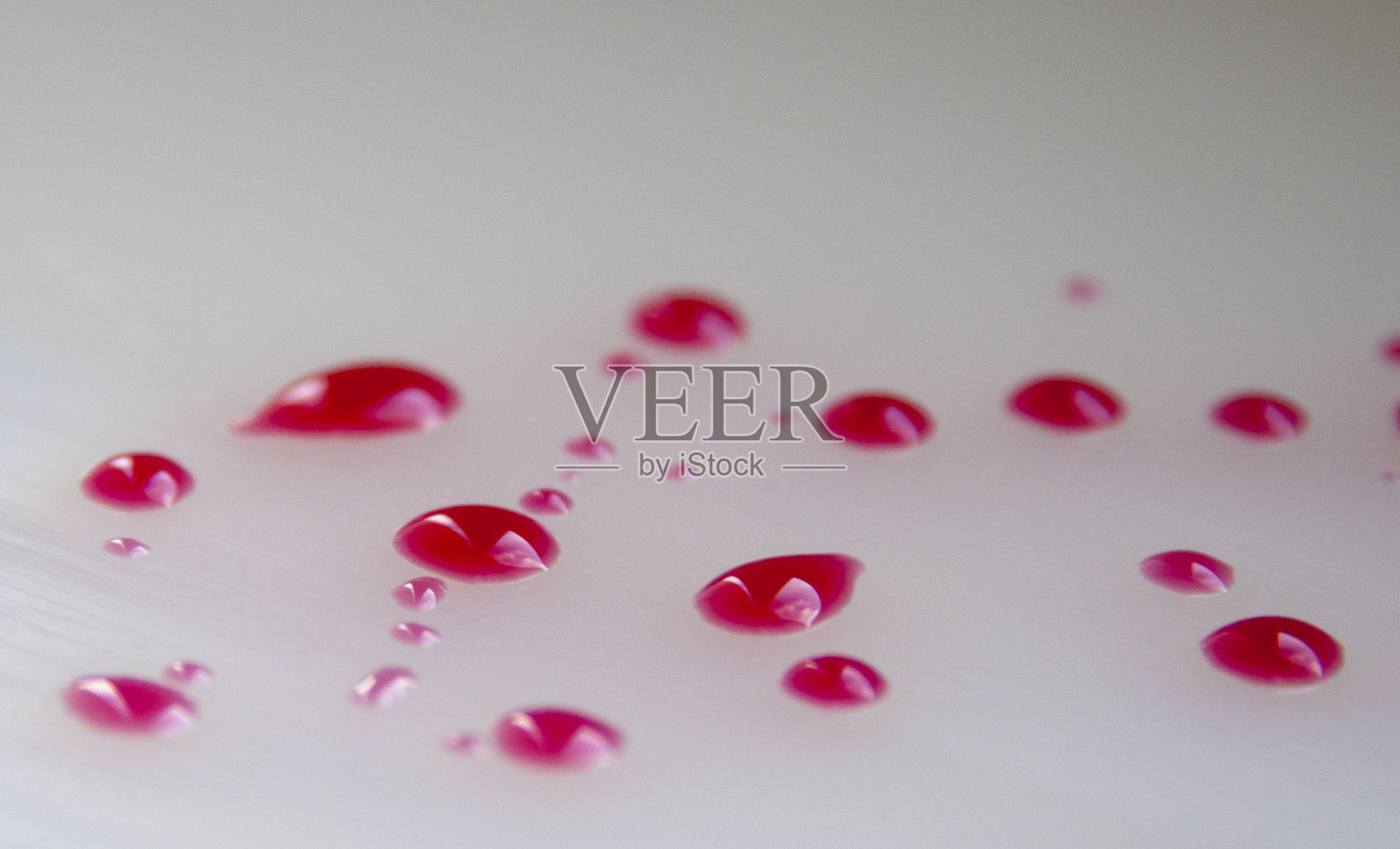 红色的血滴在白色的上面照片摄影图片