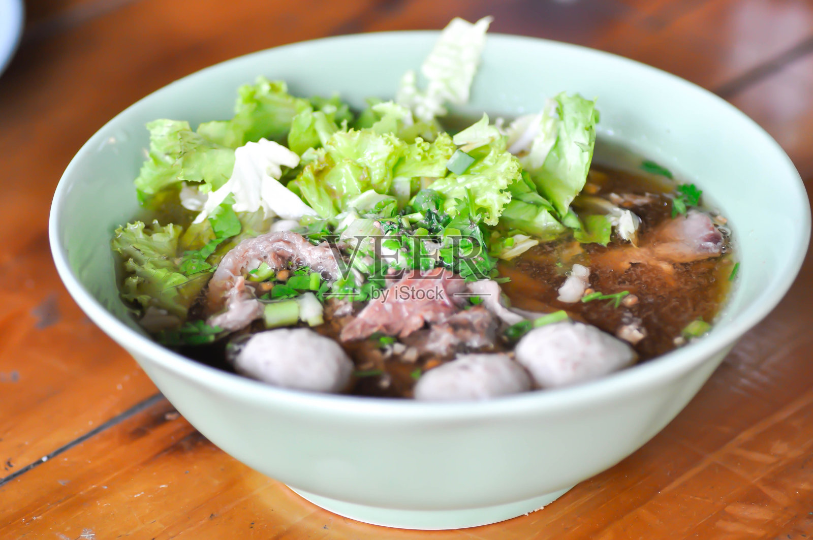 面条，牛肉汤或牛肉面或中国面条照片摄影图片