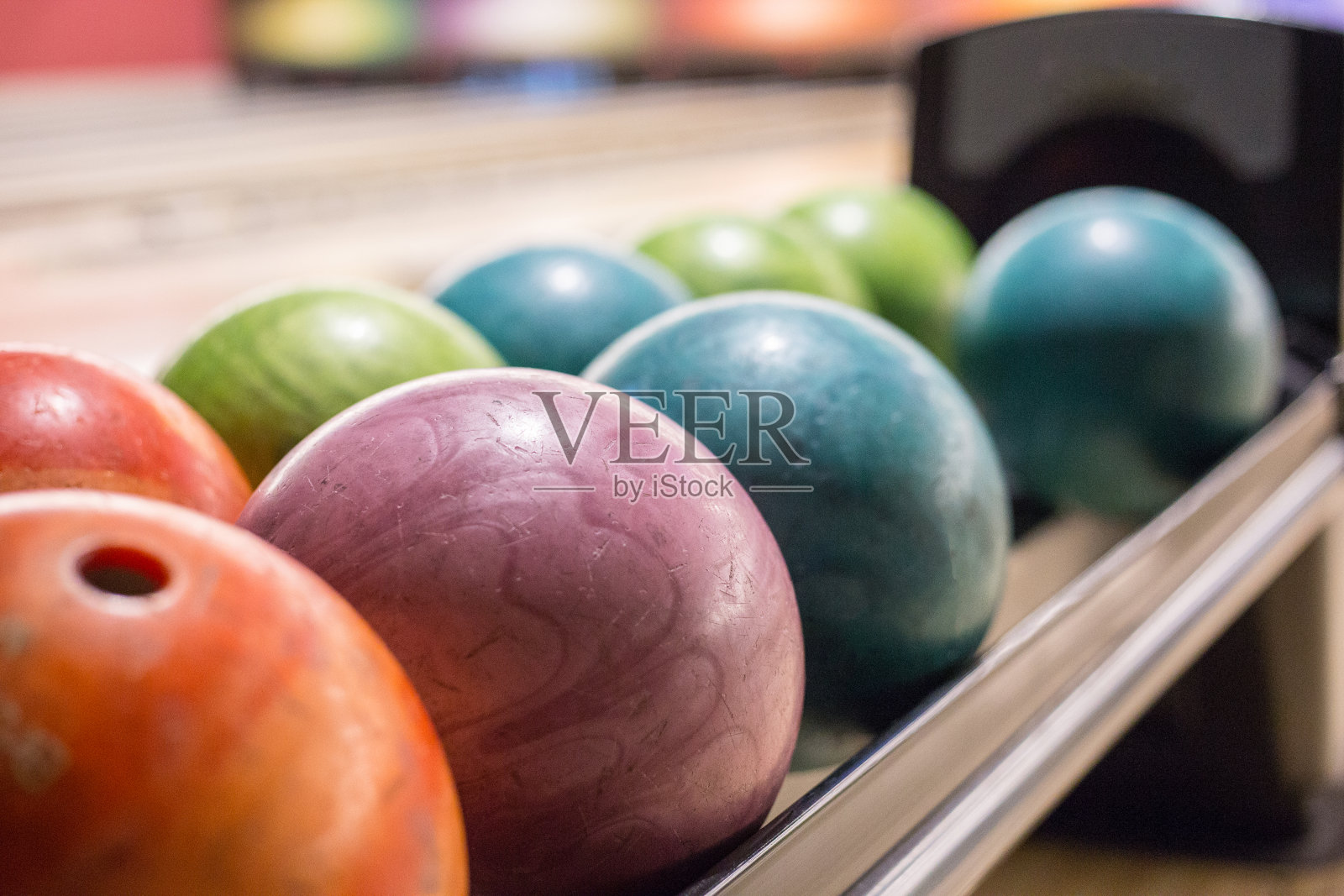 在巴西里约热内卢的一个球场上打球。照片摄影图片