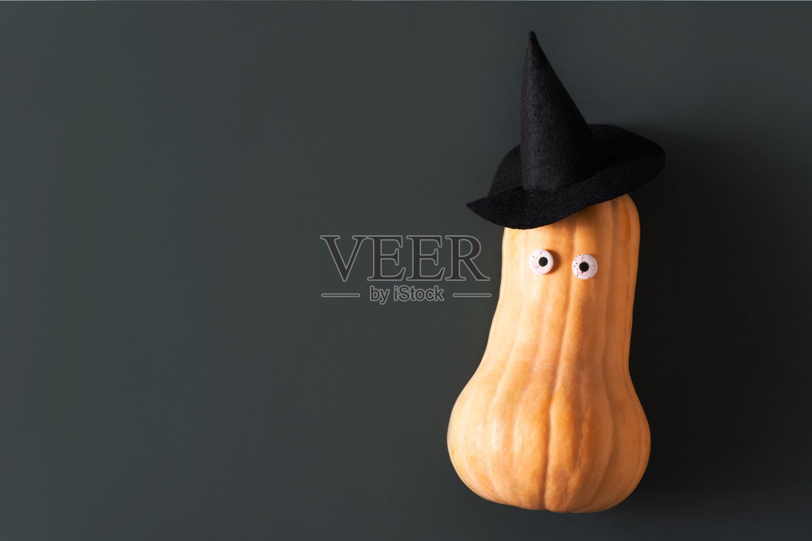 滑稽的南瓜脸和帽子，黑色照片摄影图片