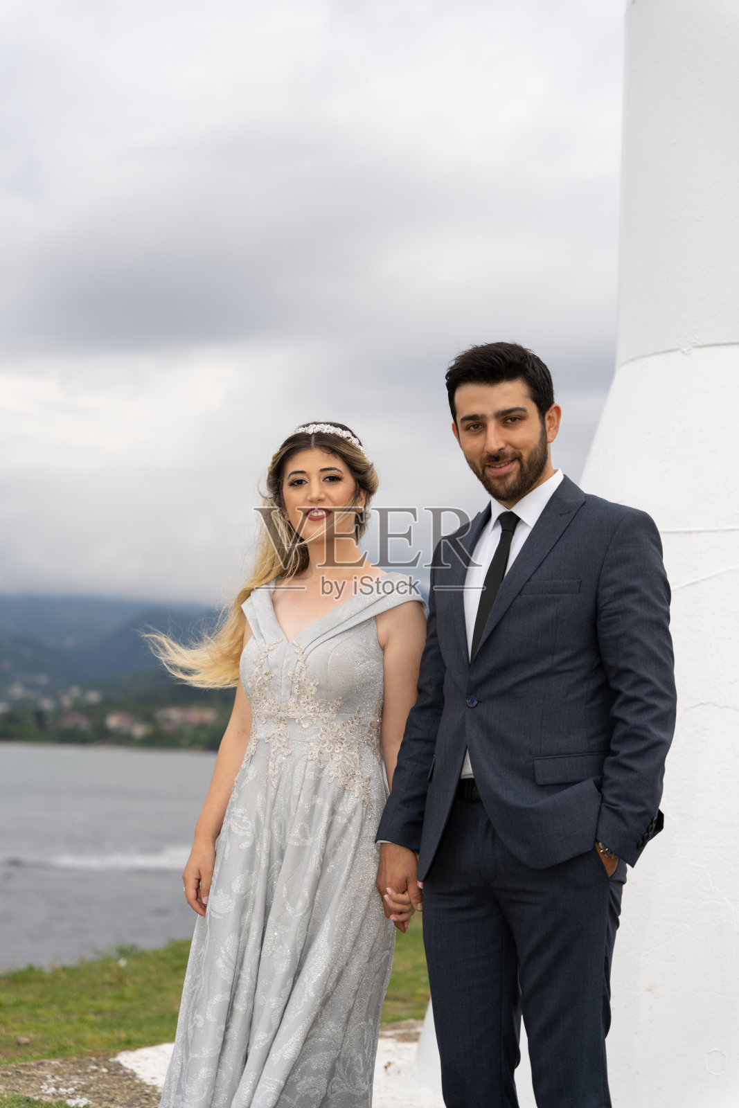 年轻的土耳其夫妇精心准备并拍摄订婚照照片摄影图片