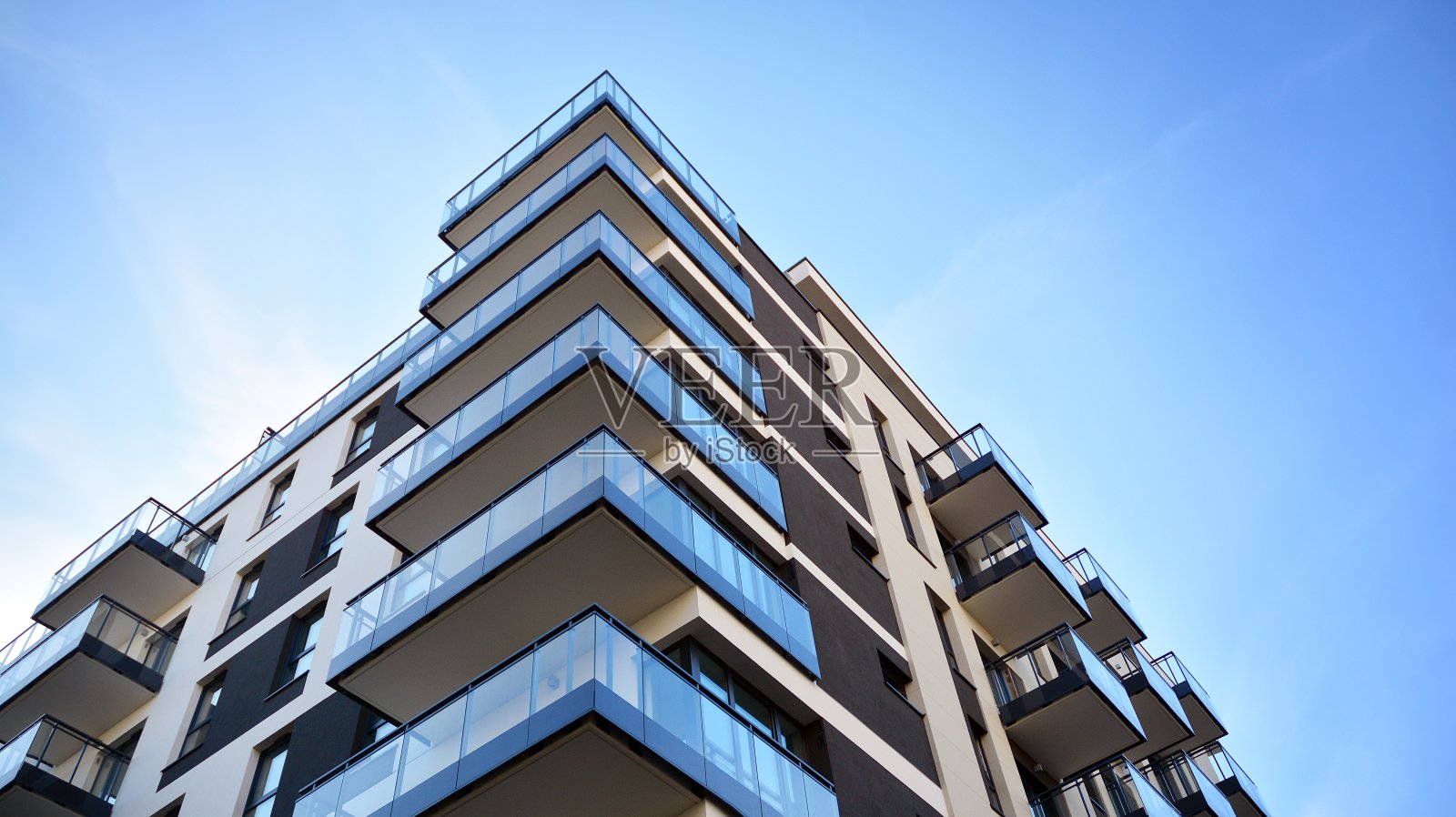 在市中心有对称的现代建筑的公寓和公寓建筑。照片摄影图片