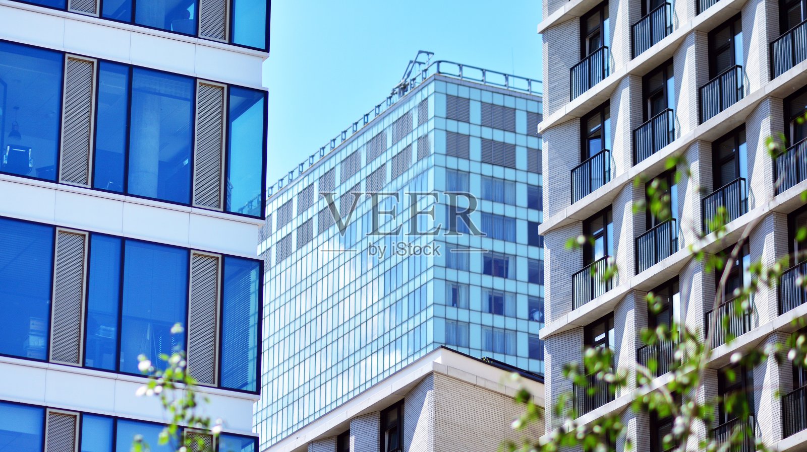 在市中心有对称的现代建筑的公寓和公寓建筑。照片摄影图片