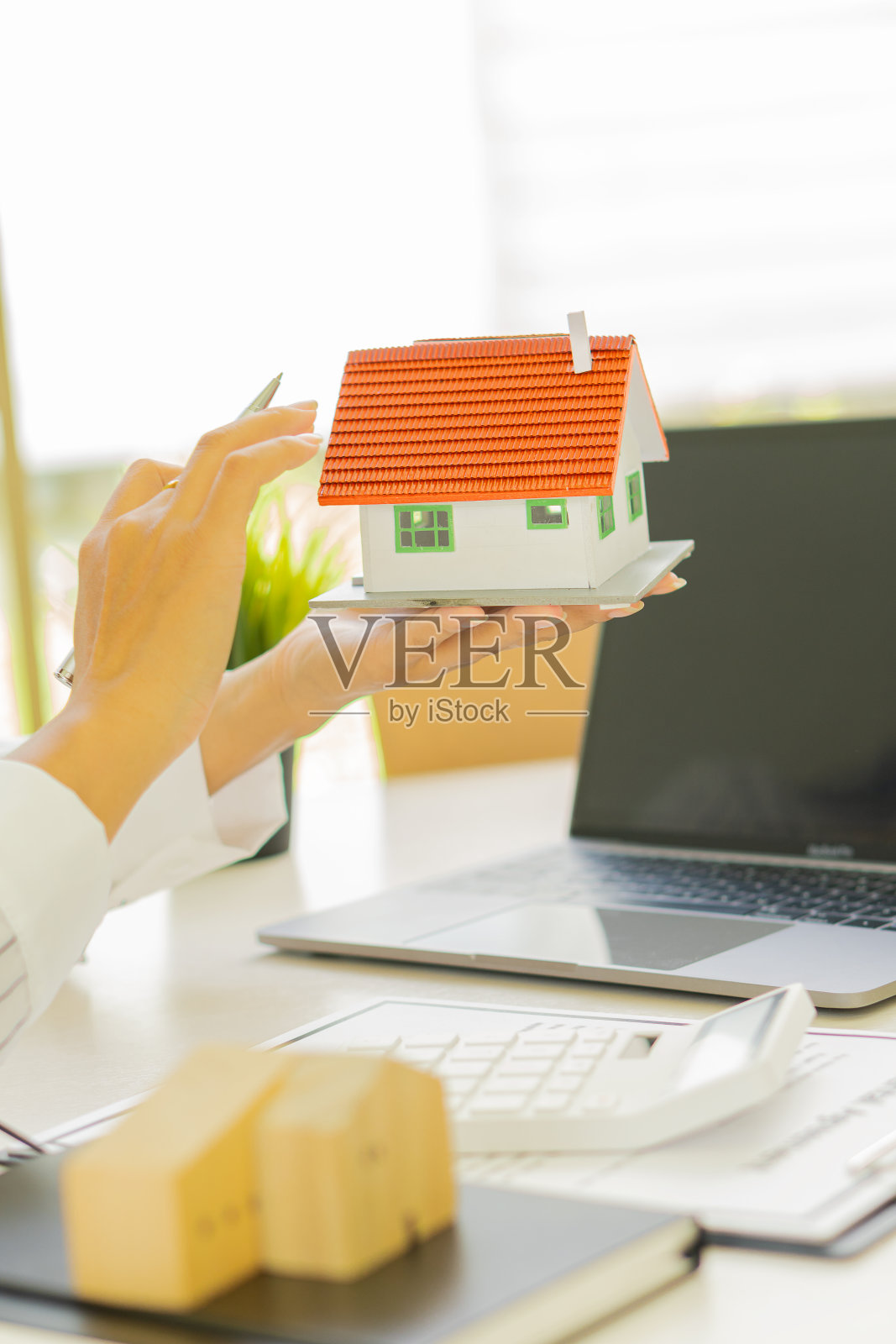 销售代理提供购房合同，购买住宅或办公公寓和房地产买卖的想法，肖像照片。照片摄影图片