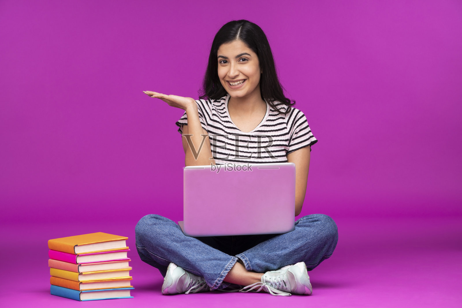 紫色背景的年轻女子照片摄影图片