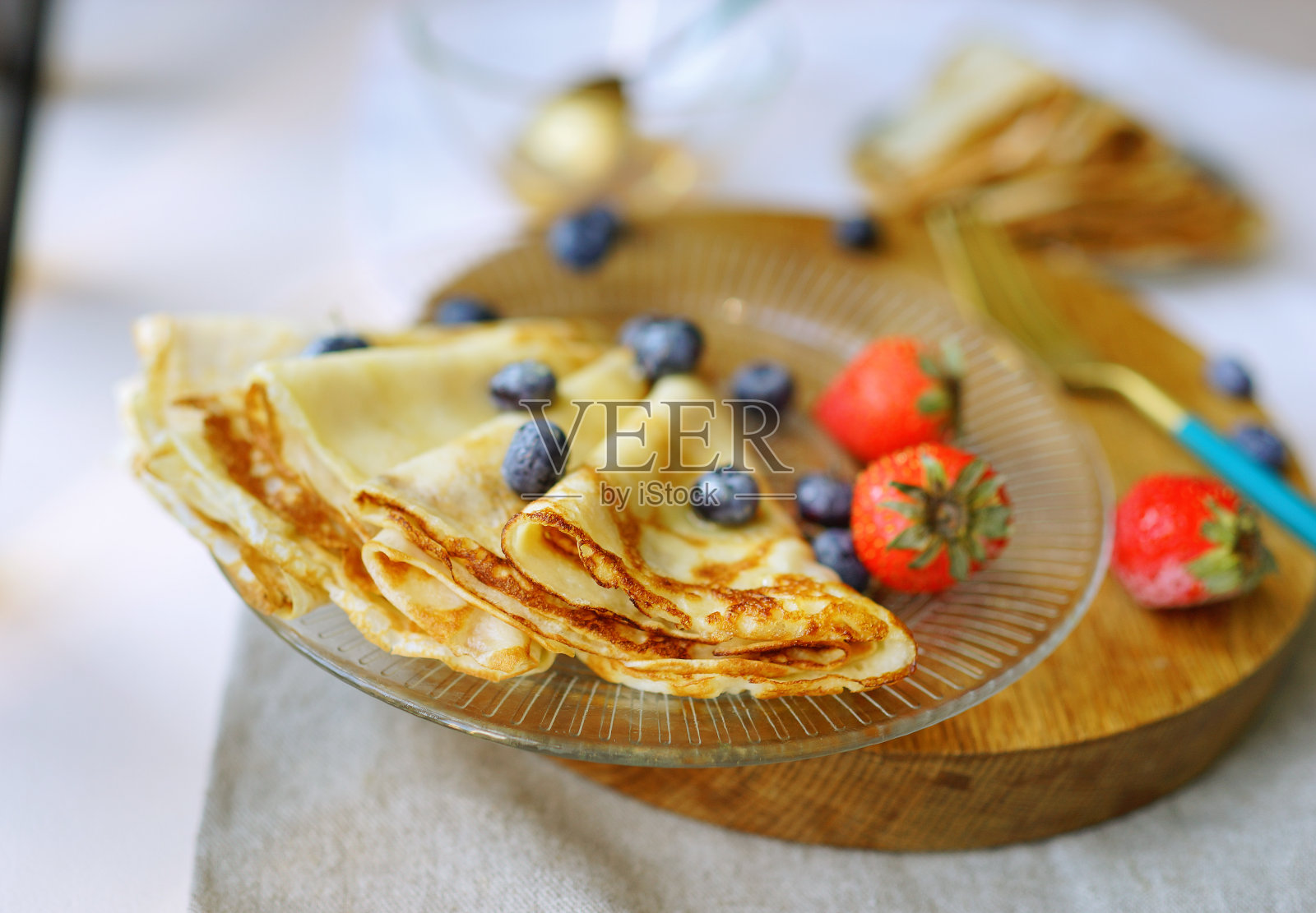 蓝莓和草莓煎饼。炒的菜。家里做的饭。准备吃背景了。照片摄影图片