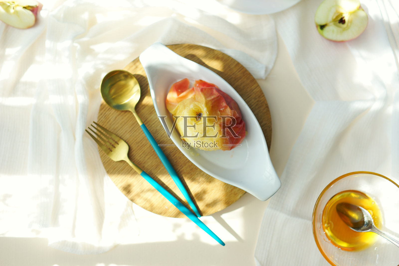 加蜂蜜的烤苹果。早餐时间。即食的食物。照片摄影图片