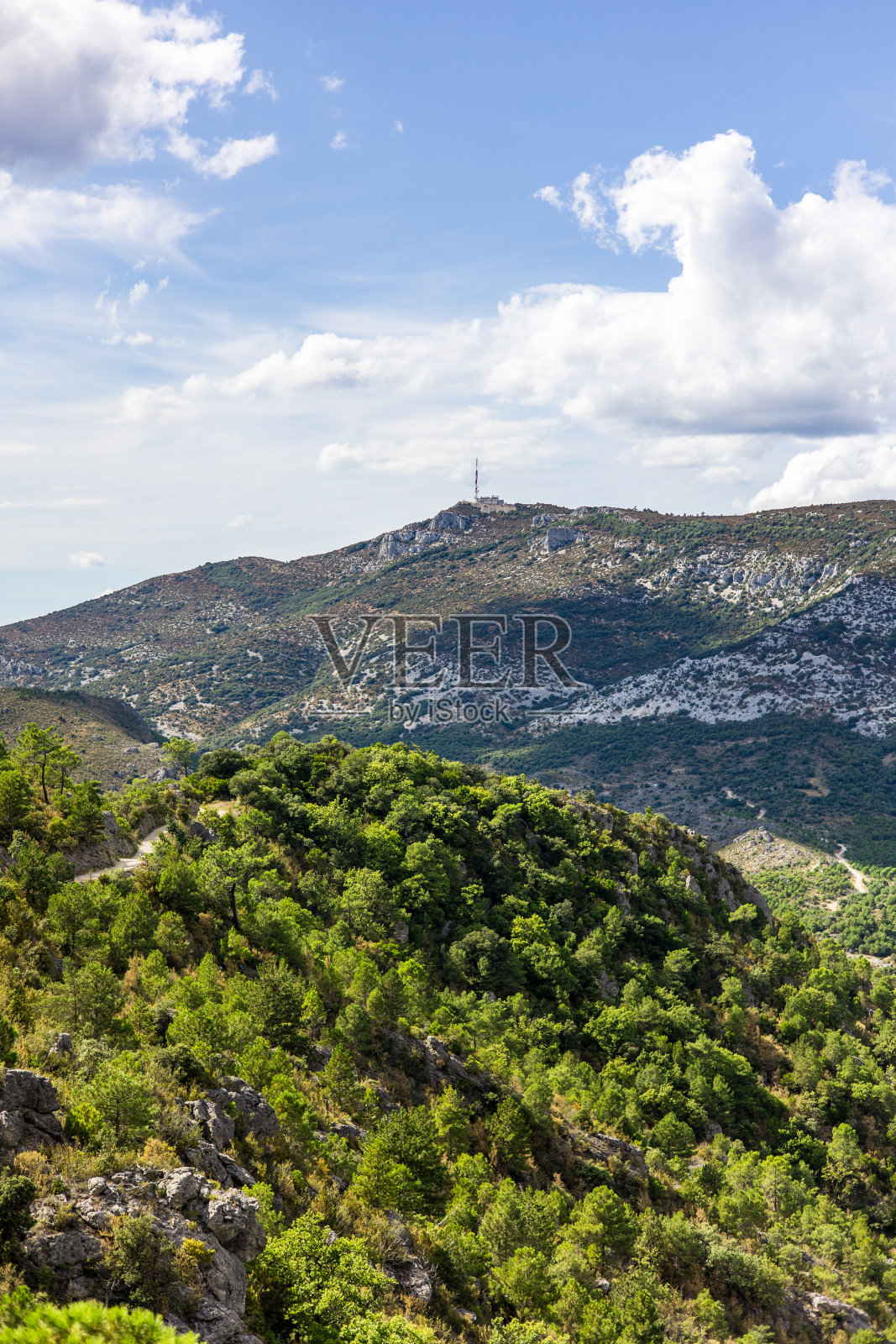 风景周围的Fenestrettes徒步步道Saint-Guilhem-le-Désert(欧西塔尼，法国)照片摄影图片