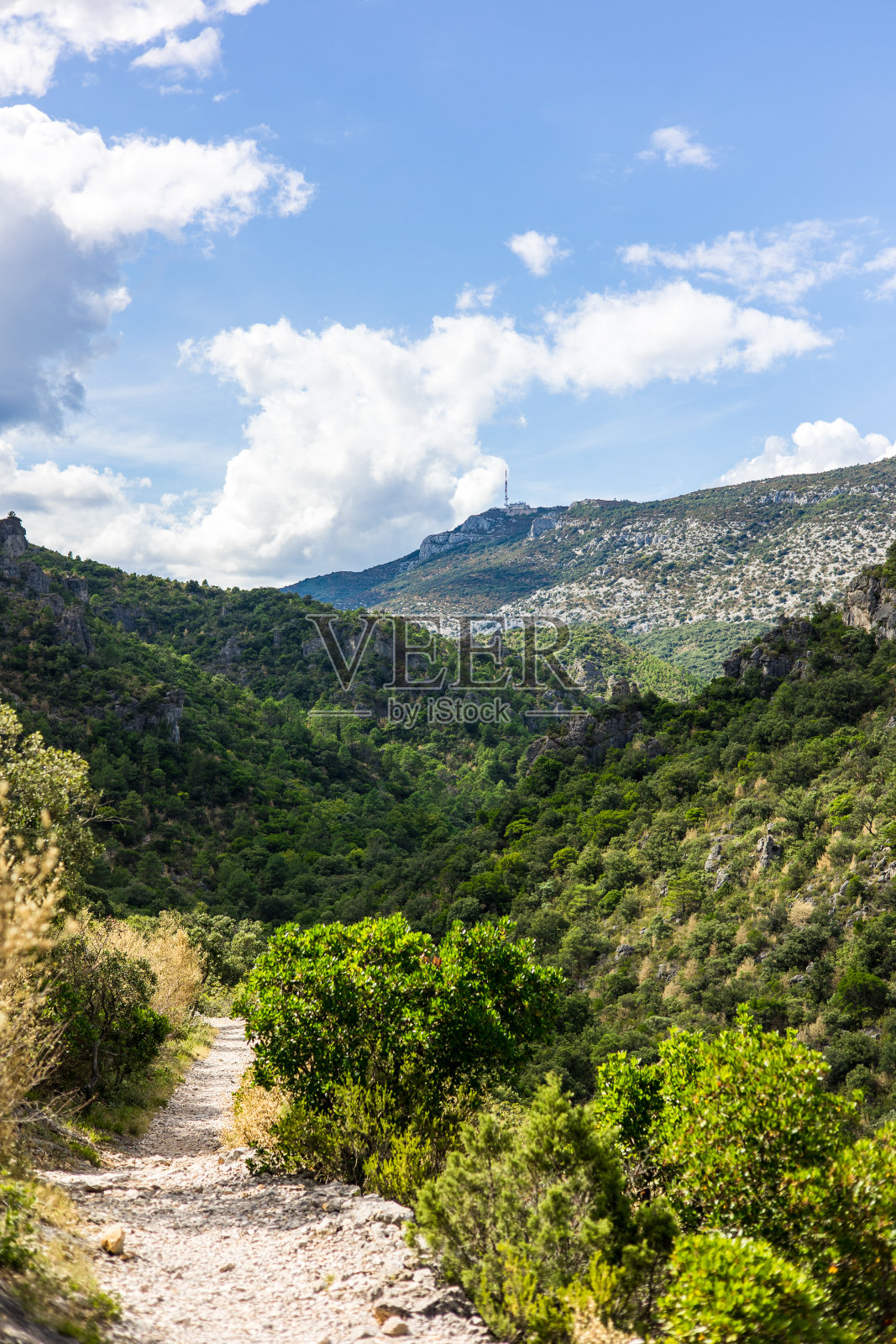 风景周围的Fenestrettes徒步步道Saint-Guilhem-le-Désert(欧西塔尼，法国)照片摄影图片